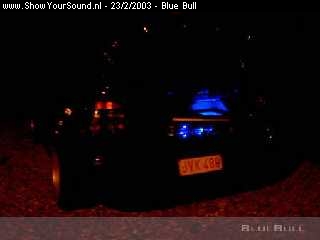 showyoursound.nl - Blue Bulls Ice Install . . . - Blue Bull - 42.jpg - Als het donker word licht alles op, de zekeringkast en de leds van de Helix . . .